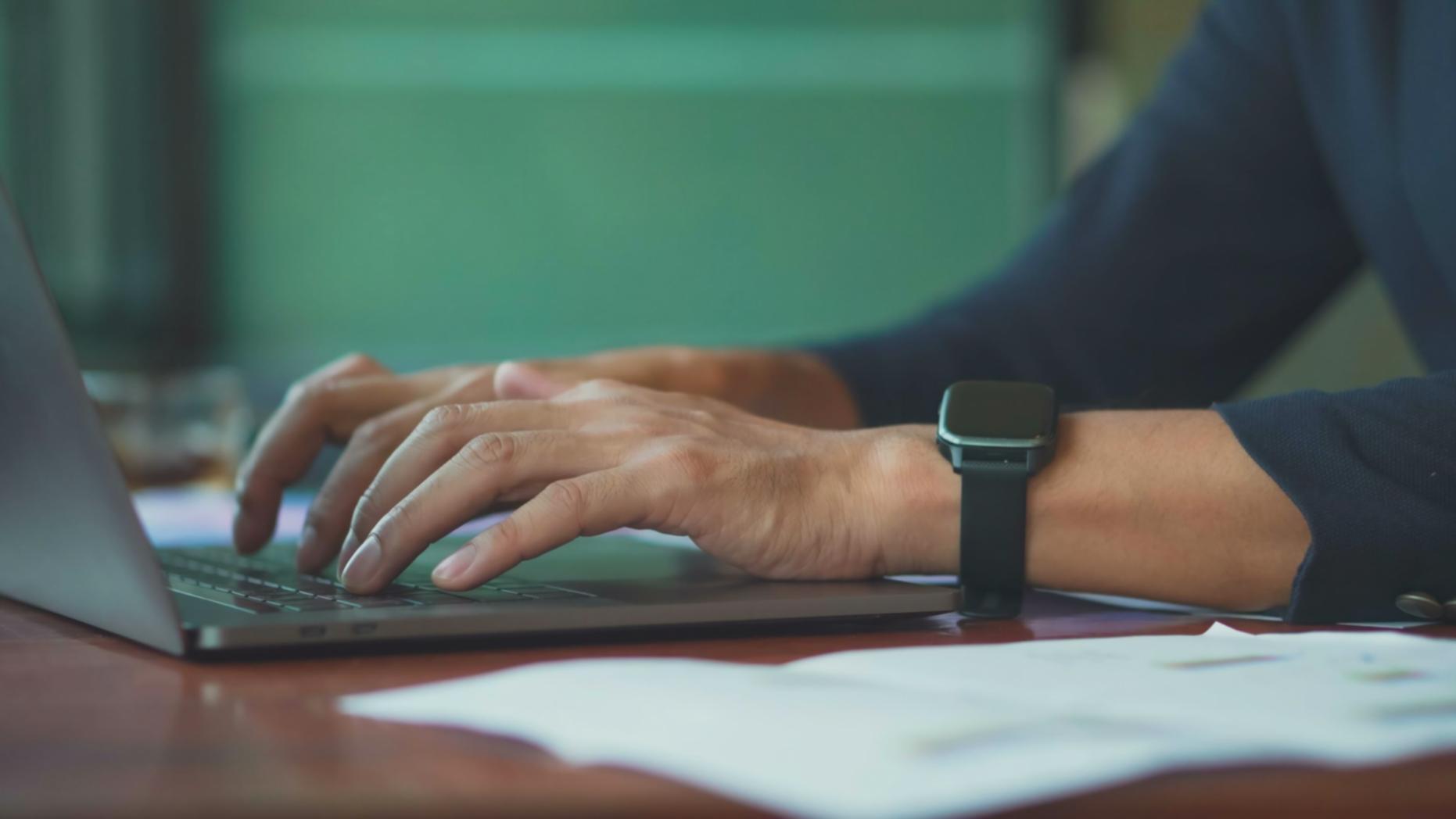 melvynivora Team bei der Arbeit an Finanzstrategien